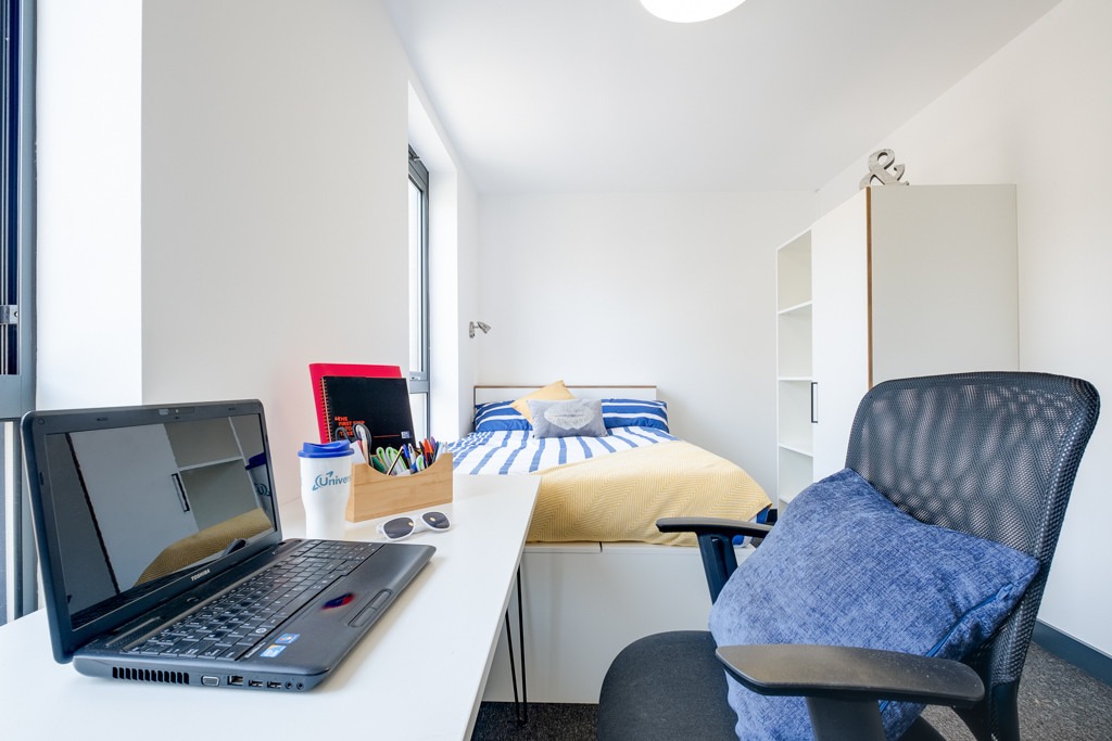 Fulham Palace Road, London main image